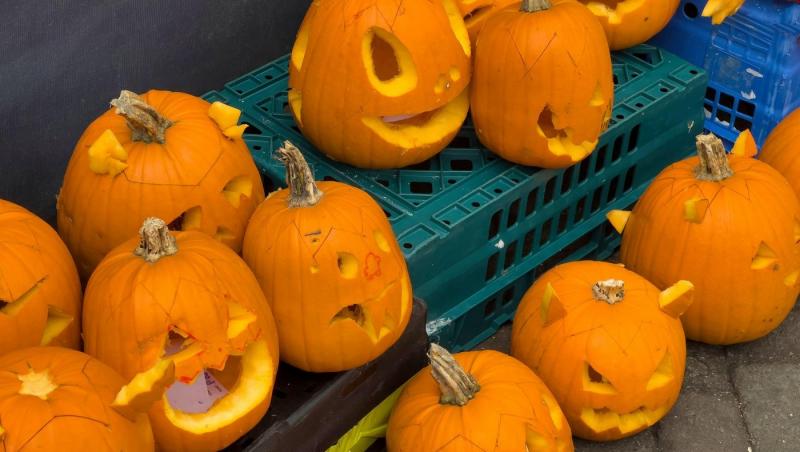 Ce sărbătoare românească se aseamănă Halloweenului occidental. Care sunt tradițiile și obiceiurile respectate atunci