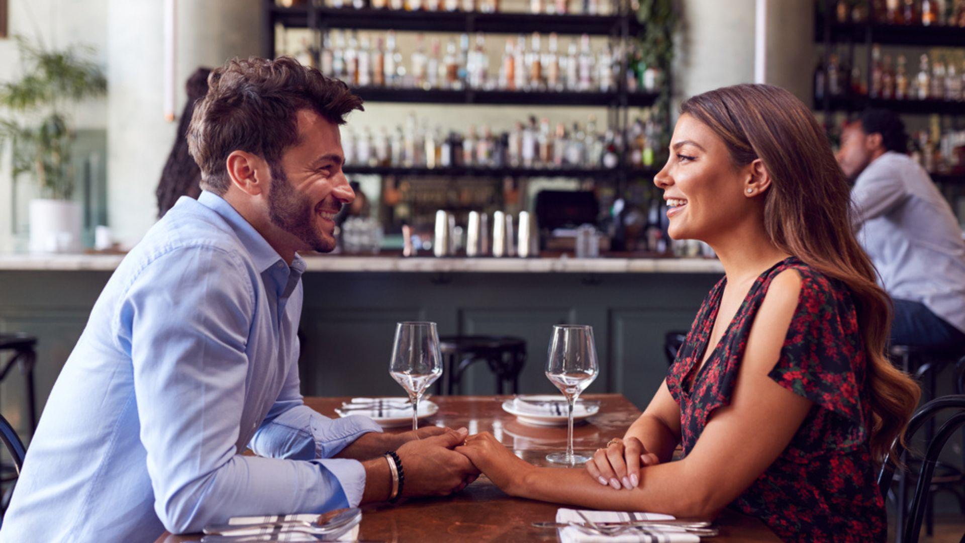 Au decis să ia masa la un restaurant la prima întâlnire, însă el a plecat înainte să sosească mâncarea. Motivul e uluitor