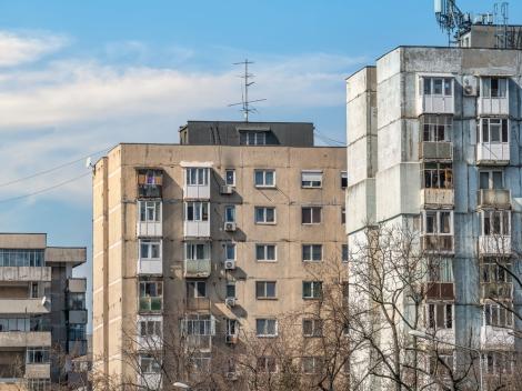 Ce a putut să facă un român în scara blocului, chiar la ușa apartamentului său, fără să îi pese de vecini. Cineva a pozat totul.