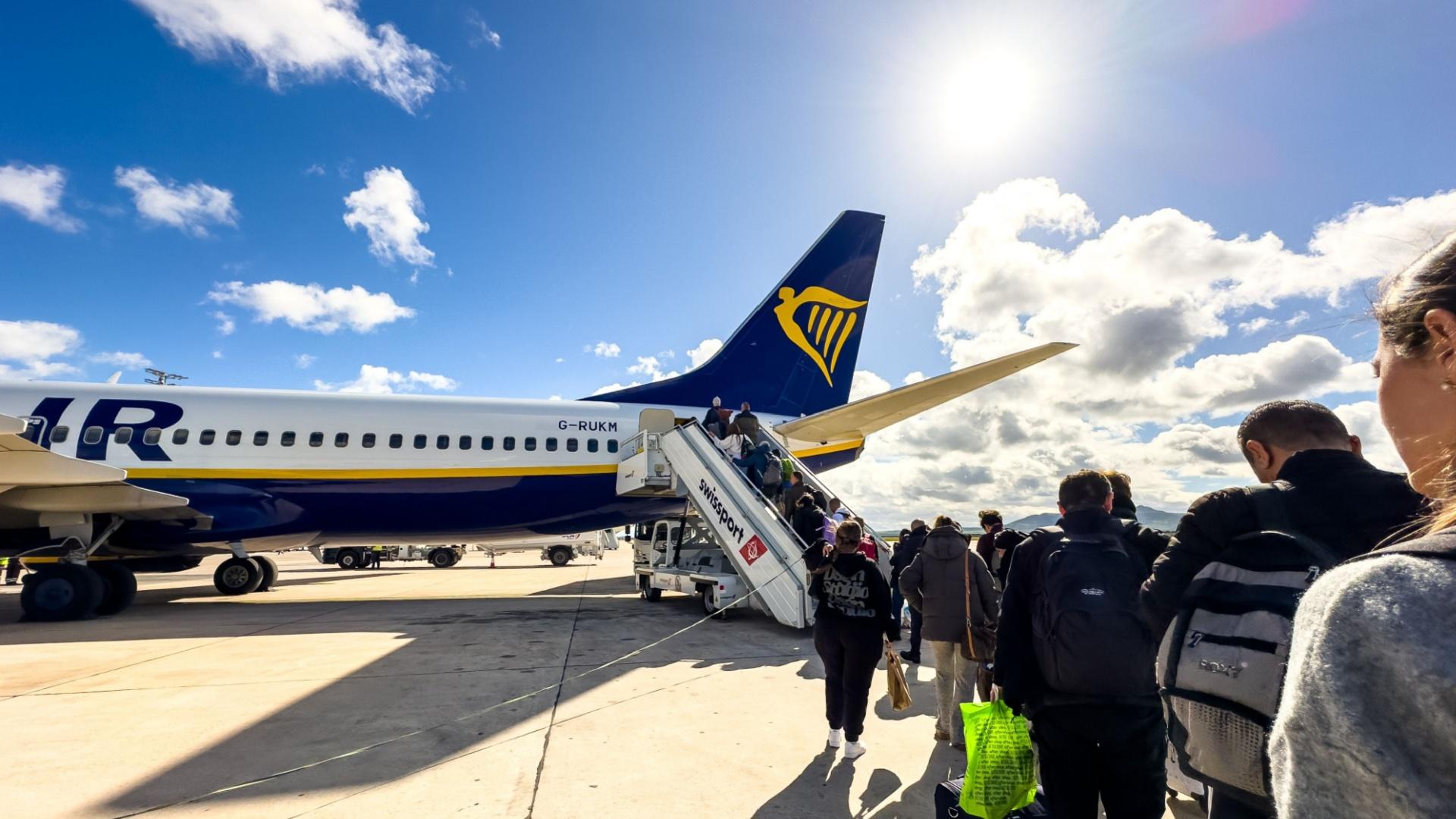 Oameni care se urcă în avion