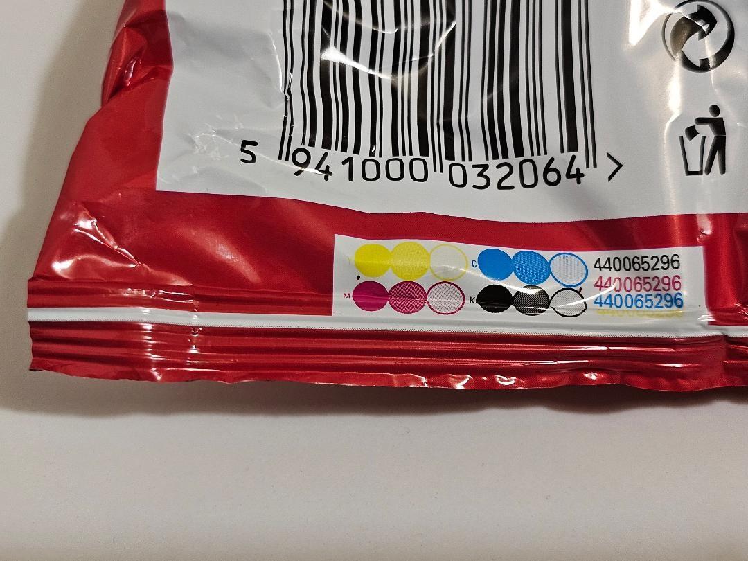 imagine cu cercuri colorate de pe o pungă de chips-uri