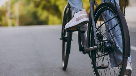 Și-a scos bicicleta la vânzare, dar a rămas fără 11.000 lei în cont. Cum a fost păcălită o femeie de 44 de ani din Brăila