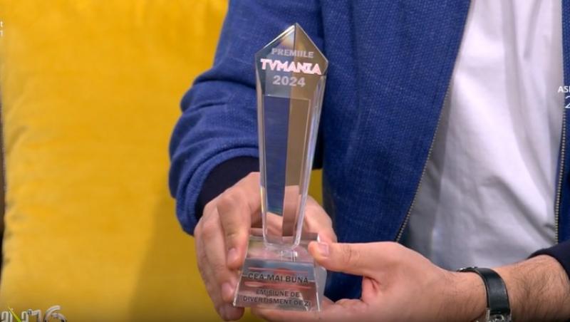 Ramona Olaru, apariție ravisantă într-o rochie incredibil de scurtă la Premiile TVmania. Discursul ei a strârnit râsul în sală