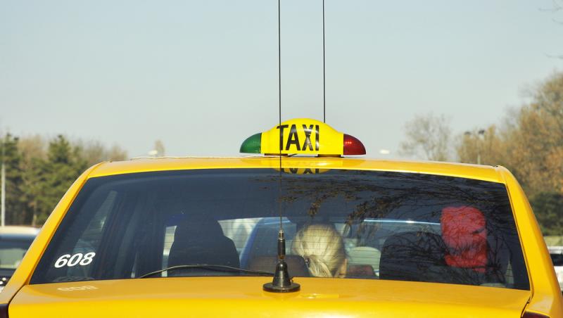 O nouă înșelătorie face victime în rândul șoferilor de taxi și de ridesharing. Cum acționează indivizii