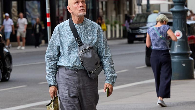 John Malkovich, surprins într-un magazin din Timișoara. Cum a apărut celebrul actor de la Hollywood