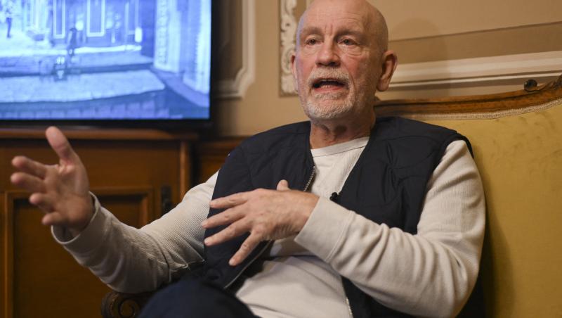 John Malkovich, surprins într-un magazin din Timișoara. Cum a apărut celebrul actor de la Hollywood