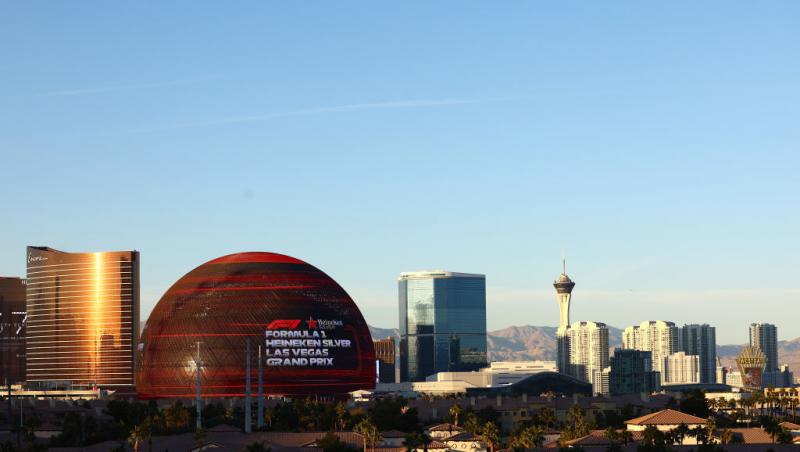 Vezi acum calificările din Formula 1™ pentru Marele Premiu din Las Vegas.Bătălia pentru pole este LIVE în AntenaPLAY și pe Antena1