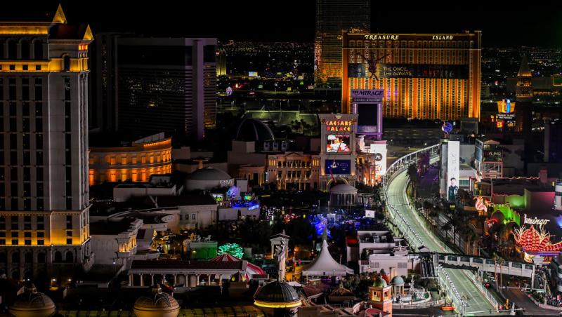 Vezi acum calificările din Formula 1™ pentru Marele Premiu din Las Vegas.Bătălia pentru pole este LIVE în AntenaPLAY și pe Antena1