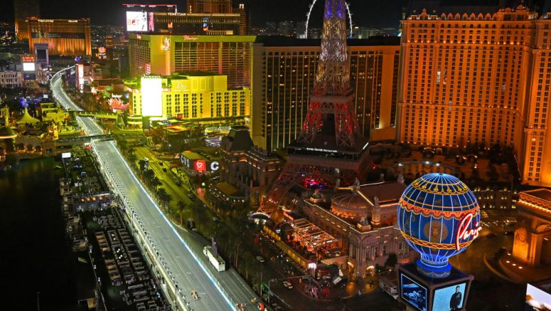 Urmărește acum cursa Formula 1™ pentru Marele Premiu din Las Vegas. Bătălia pentru victorie este LIVE pe Antena 1 și în AntenaPLAY