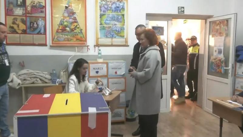 Nicolae Ciucă a votat la alegerile prezidențiale 2024 împreună cu soția sa. Ce ținută specială a purtat Maria-Cristina Ciucă