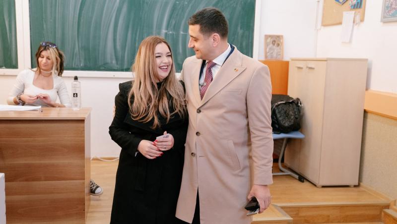 Cum a apărut Ilinca Simion la o secție de votare din București. George Simion a însoțit-o pe soție, deși el a votat în diaspora