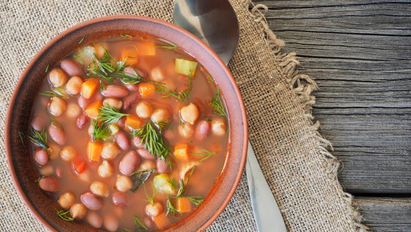 Rețeta pentru o ciorbă de fasole boabe perfectă. Se mănâncă pe 1 decembrie în fiecare an