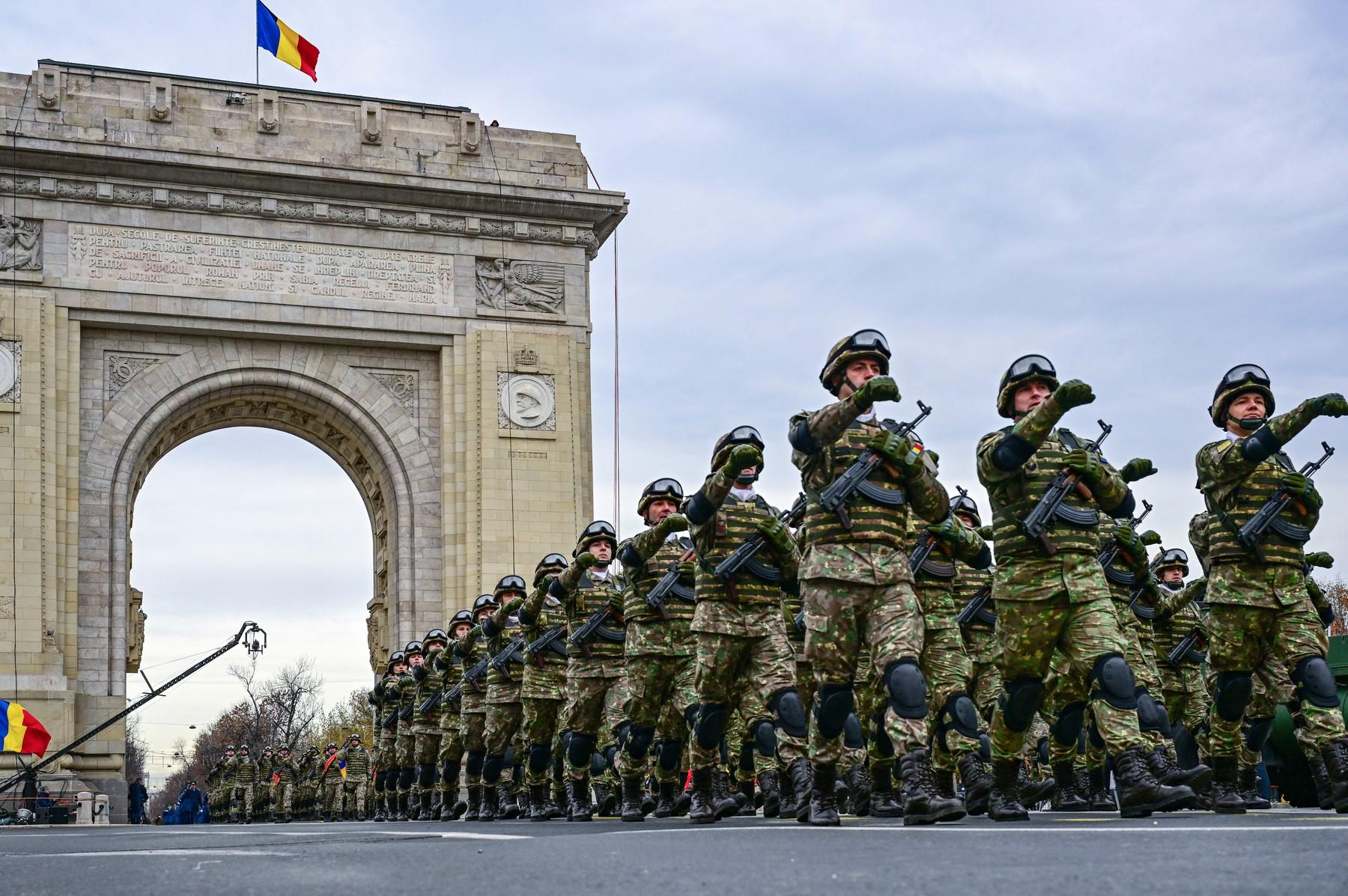 Parada militară în dreptul Arcului de Triumf