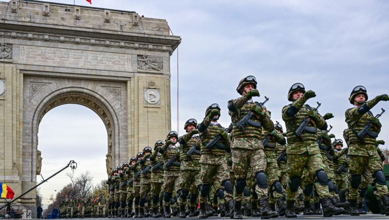 Parada militară în dreptul Arcului de Triumf