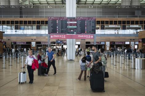 Cum a putut o mamă să își aștepte fiul la aeroport. Nu i-a păsat deloc de părerile celor din jur și cineva a filmat totul