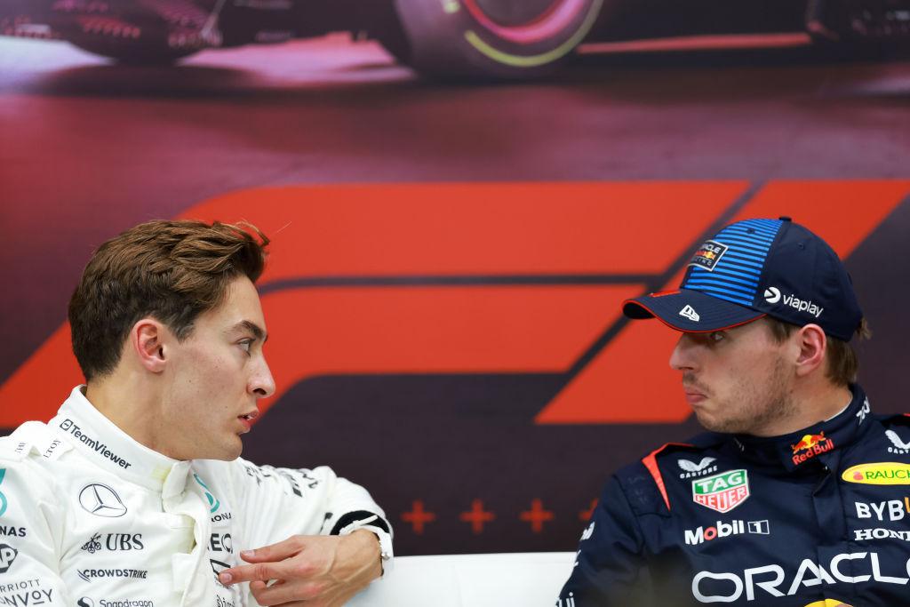 george russell și max verstappen la conferința de presă din qatar