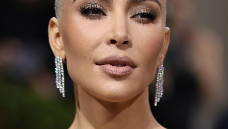 Kim Kardashian și-a accesorizat ținuta de pe covorul roșu cu o bijuterie care a aparținut Prințesei Diana. Ce a creat nemulțumiri