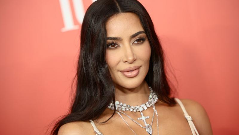 Kim Kardashian și-a accesorizat ținuta de pe covorul roșu cu o bijuterie care a aparținut Prințesei Diana. Ce a creat nemulțumiri