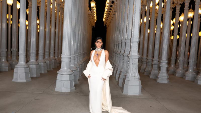 Kim Kardashian și-a accesorizat ținuta de pe covorul roșu cu o bijuterie care a aparținut Prințesei Diana. Ce a creat nemulțumiri