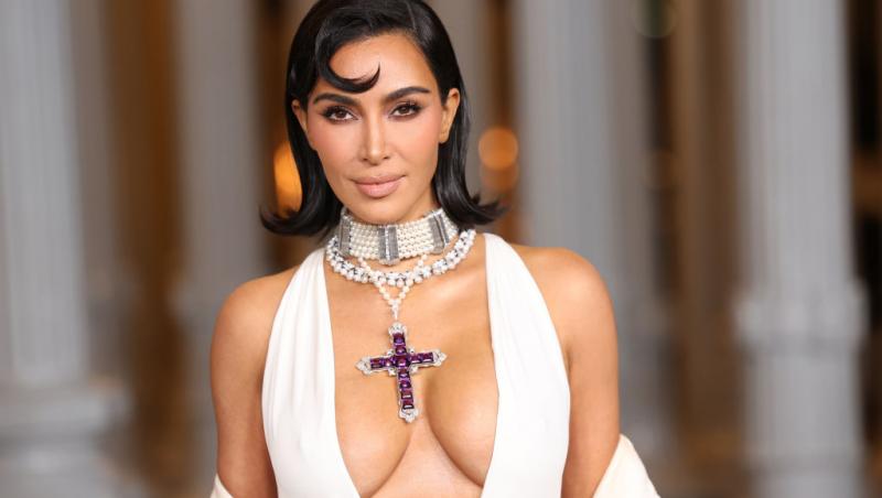 Kim Kardashian și-a accesorizat ținuta de pe covorul roșu cu o bijuterie care a aparținut Prințesei Diana. Ce a creat nemulțumiri