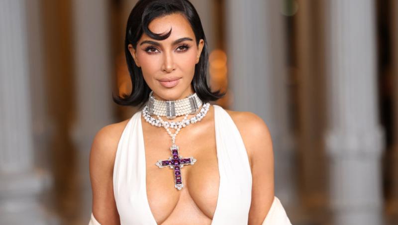 Kim Kardashian și-a accesorizat ținuta de pe covorul roșu cu o bijuterie care a aparținut Prințesei Diana. Ce a creat nemulțumiri