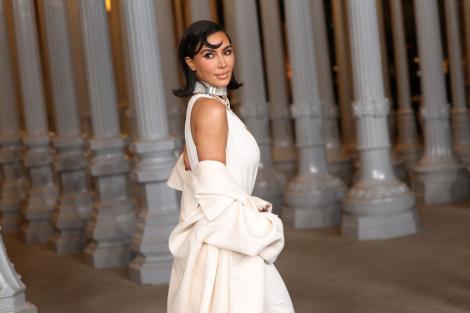 Kim Kardashian și-a accesorizat ținuta de pe covorul roșu cu o bijuterie care a aparținut Prințesei Diana. Ce a creat nemulțumiri