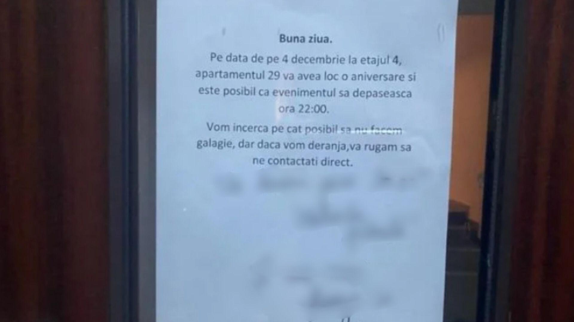 Un mesaj scris pe o coala albă atașată la vizierul blocului