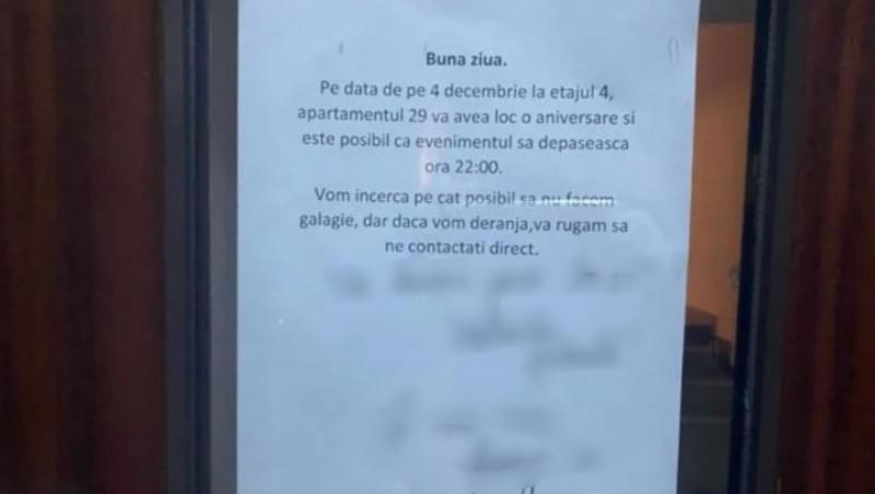 Un mesaj scris pe o coala albă atașată la vizierul blocului