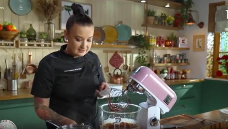 Rețeta de lava cake pregătită de chef Roxana Blenche. Secretul bucătarului pentru o cremă extrem de fină