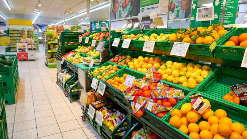 Fructe și legume la raftul dintr-un supermarket.