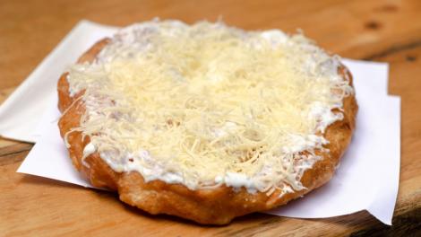 Cea mai simplă rețetă pentru langoși cu sm&acirc;nt&acirc;nă și telemea sărată. Cum &icirc;i faci la tine acasă