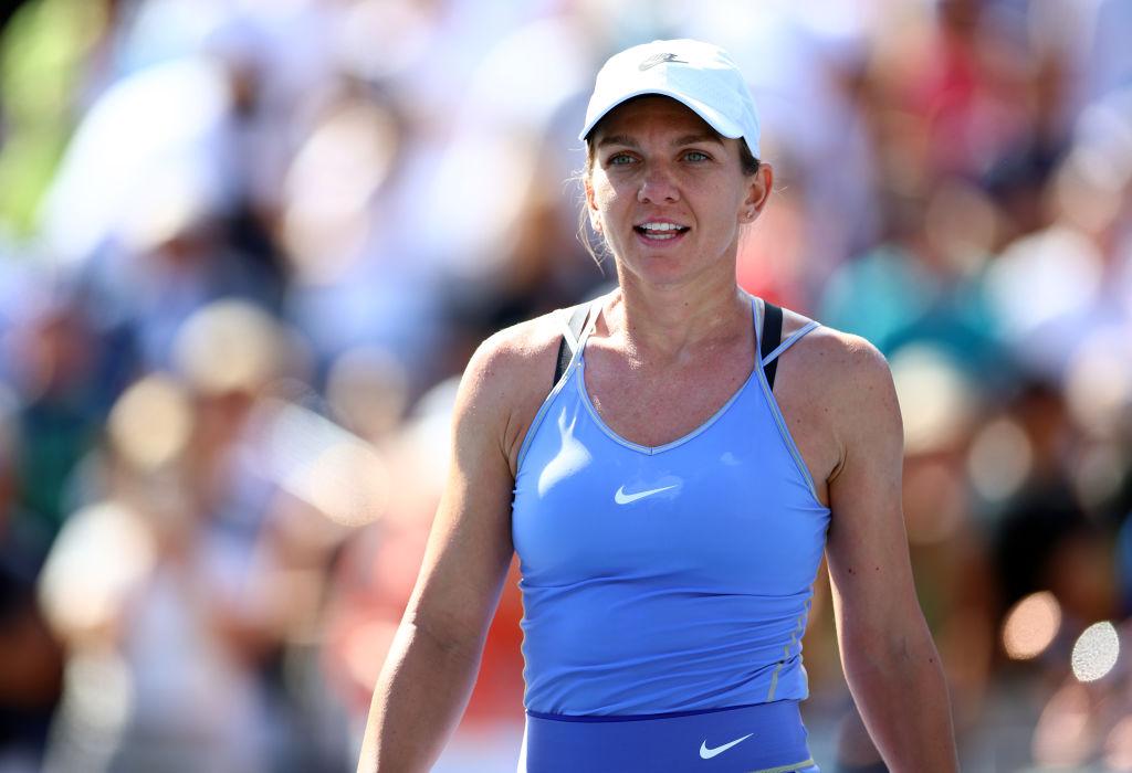 simona halep în echipament albastru pe teren