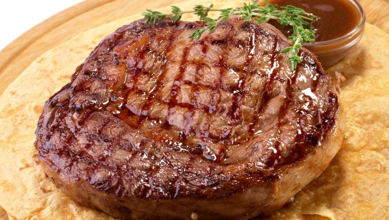 Roata rețetelor. Ce este și cum se gătește Rib eye. Rețeta suculentă de pită cu friptură de antricot și sos de usturoi