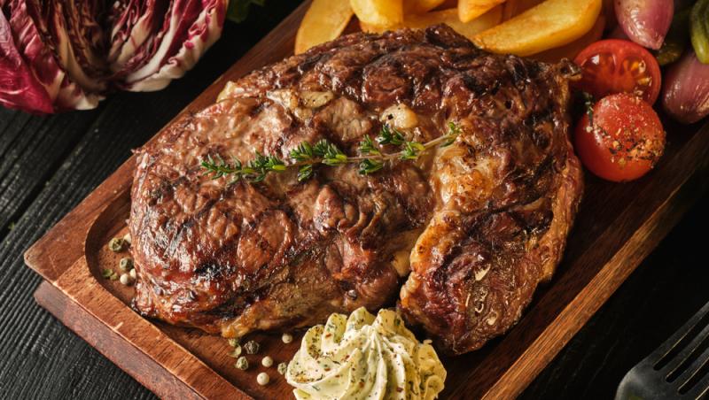 Roata rețetelor. Ce este și cum se gătește Rib eye. Rețeta suculentă de pită cu friptură de antricot și sos de usturoi