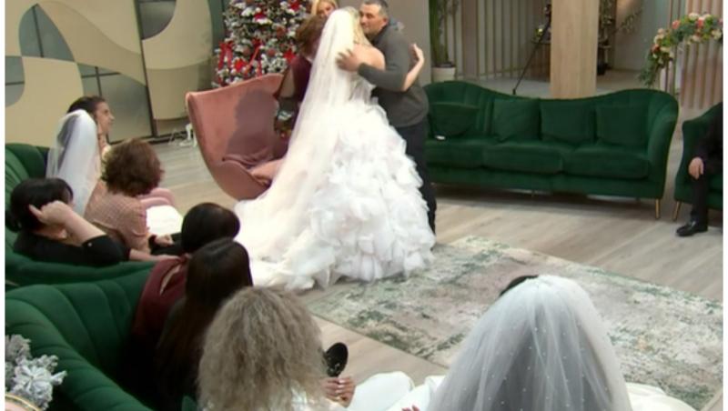 Mireasa, sezon 10, 19 decembrie 2024. Fetele au defilat în rochiile de mireasă în fața familiilor. Au curs lacrimi de emoții