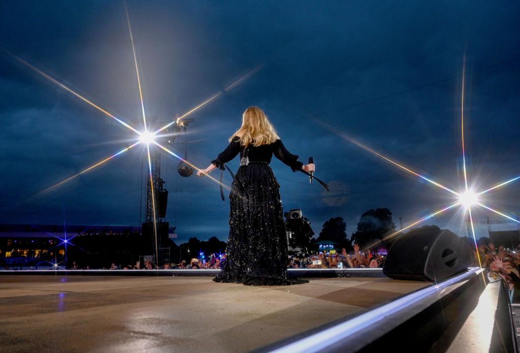 adele pe scenă la un concert