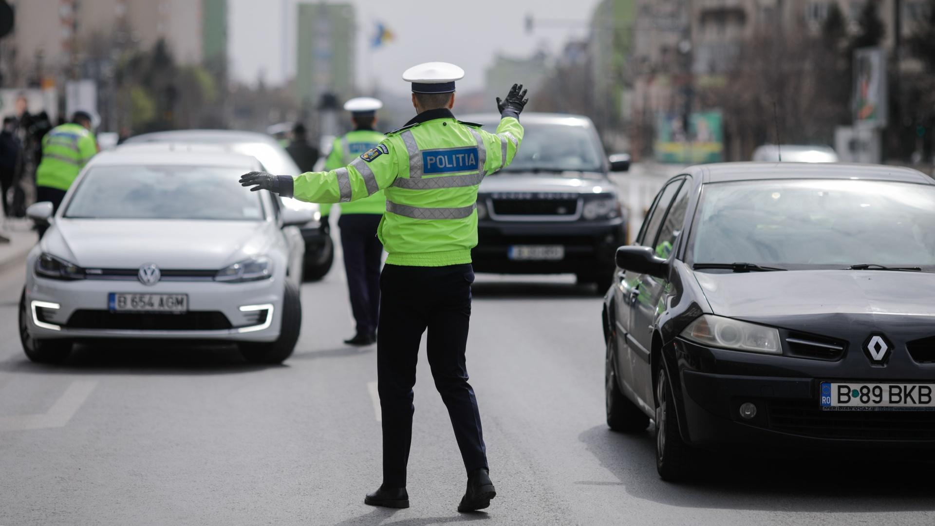 Polițist rutier care oprește mașini în trafic