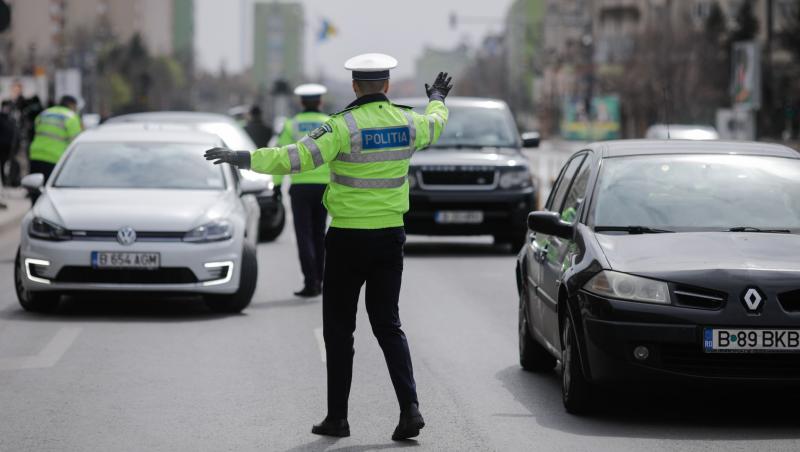 Polițist rutier care oprește mașini în trafic