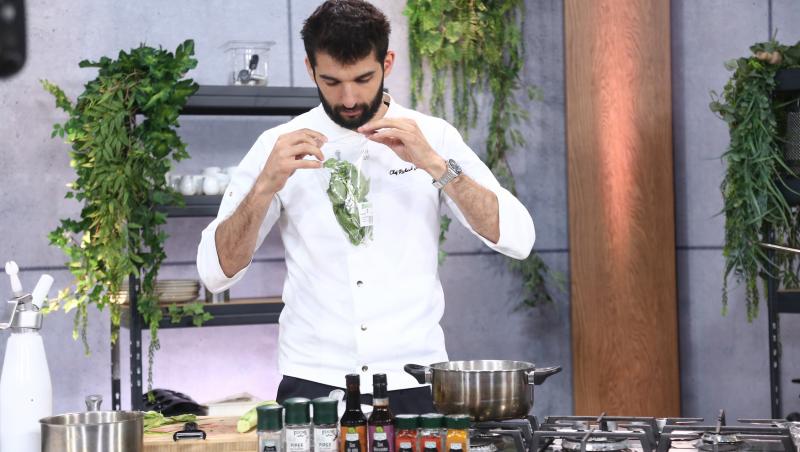 Chef Richard Abou Zaki, cu perfuzia în mână, înconjurat de ceilalți colegi. Ce s-a întâmplat cu juratul Chefi la cuțite