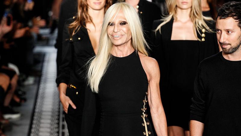 Donatella Versace, de nerecunoscut pe covorul roșu. Cum arată acum creatoarea de modă. Fanii au reacționat imediat: „E șocant”