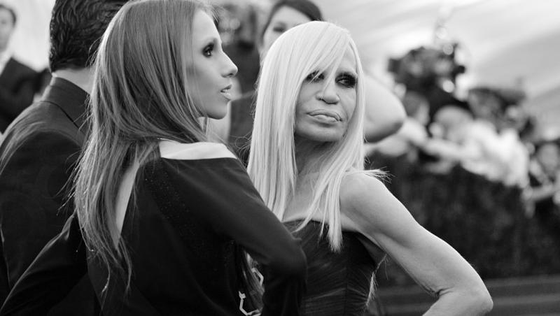 Donatella Versace, de nerecunoscut pe covorul roșu. Cum arată acum creatoarea de modă. Fanii au reacționat imediat: „E șocant”