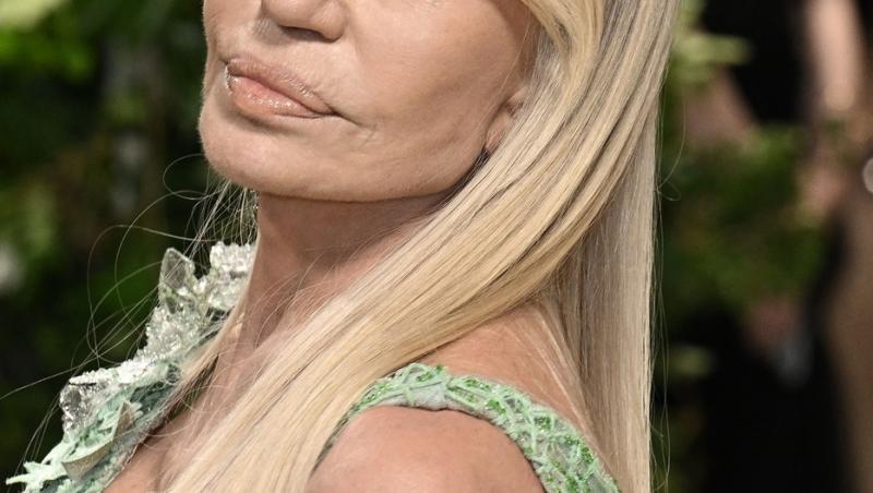 Donatella Versace, de nerecunoscut pe covorul roșu. Cum arată acum creatoarea de modă. Fanii au reacționat imediat: „E șocant”