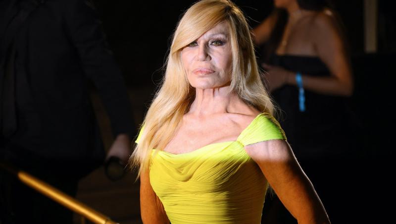 Donatella Versace, de nerecunoscut pe covorul roșu. Cum arată acum creatoarea de modă. Fanii au reacționat imediat: „E șocant”