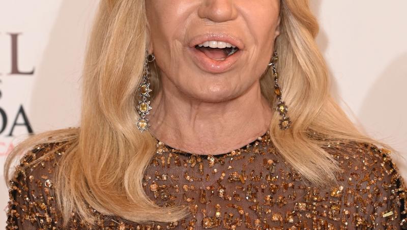 Donatella Versace, de nerecunoscut pe covorul roșu. Cum arată acum creatoarea de modă. Fanii au reacționat imediat: „E șocant”