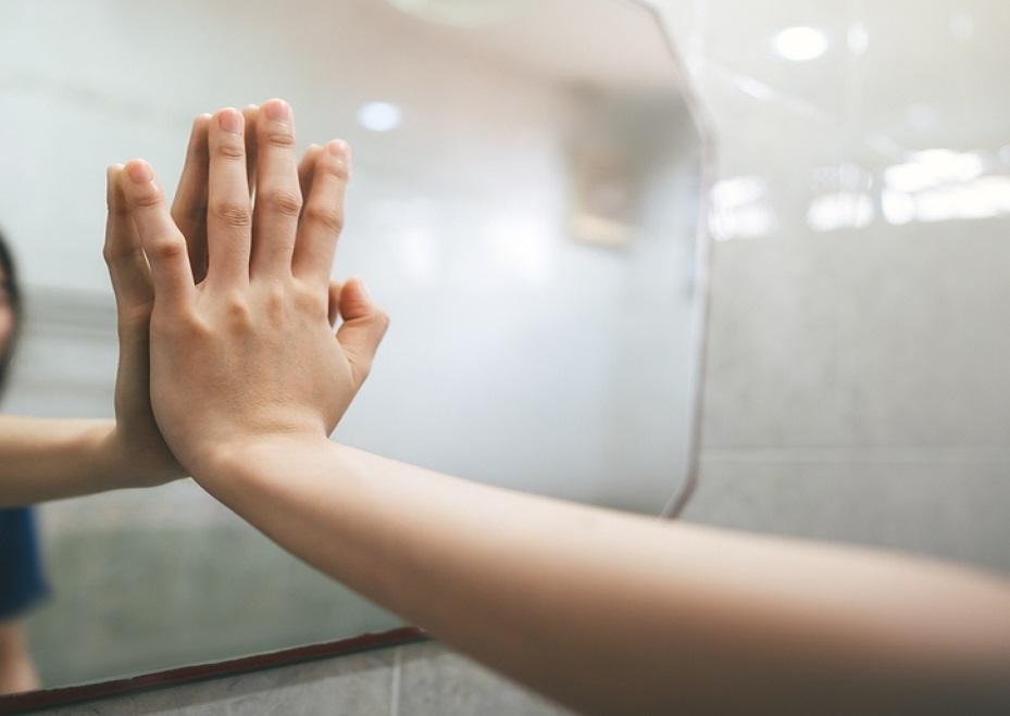 mana unei femei pe o oglinda in baie