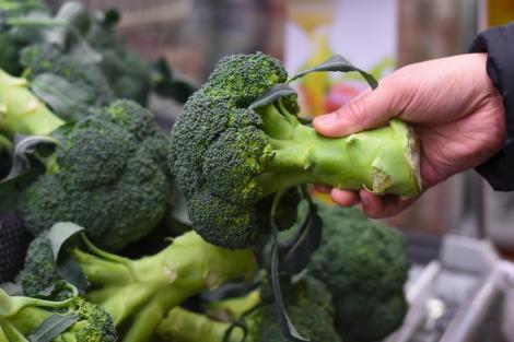 Un bărbat a cumpărat un broccoli și nu i-a venit să creadă ce a descoperit în interiorul legumei. A filmat totul