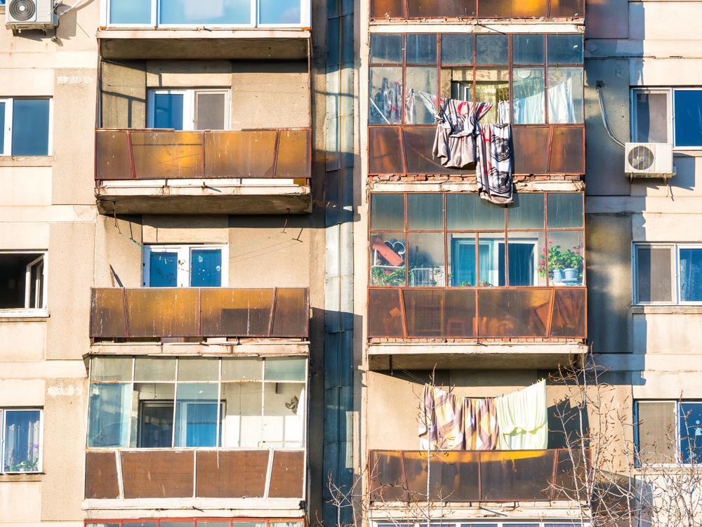 Ce a putut să afișeze un român în geamul casei sale. Trecătorii au pozat totul înspăimântați: „Casa lui Hannibal Lecter”