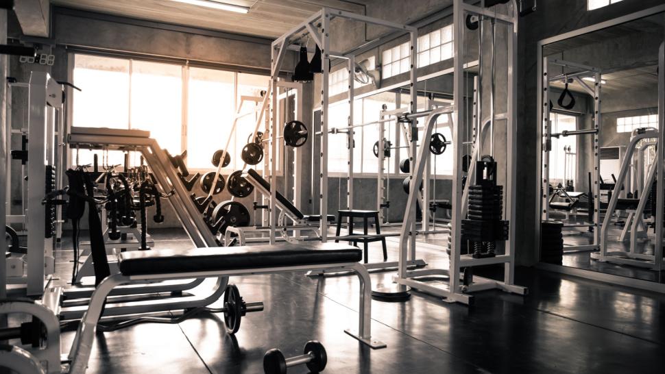 Sala de fitness cu aparate desinate exercițiilor de antrenare a întregului corp