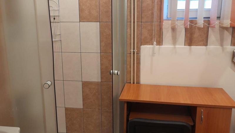 Garsoniera din Târgu Mureș care a provocat isterie în online. Dușul este poziționat lângă birou, iar toaleta este un mister