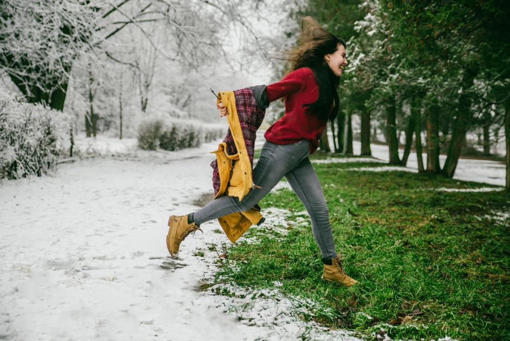 Colaj cu o femeie care trece de la zăpadă la iarbă